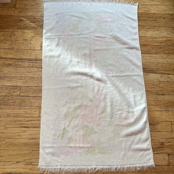 Vintage Floral Bath Towel - Picture 5 of 5